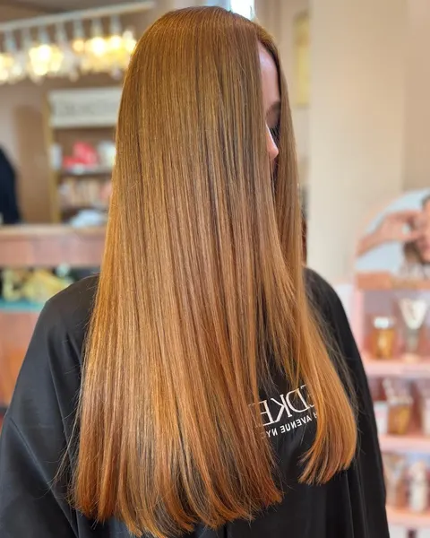 Langes, glattes Haar in warmem Goldkupfer, im Salon