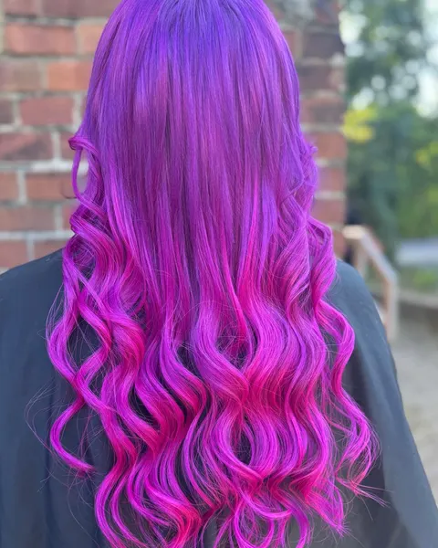 Lange Wellen mit Farbverlauf von Violett am Ansatz zu leuchtendem Pink in den Spitzen, von hinten