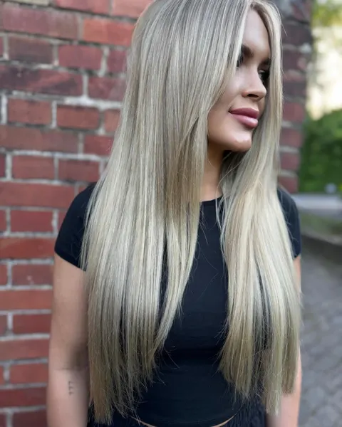 Nachher: Langes, kühles Aschblond nach der Behandlung