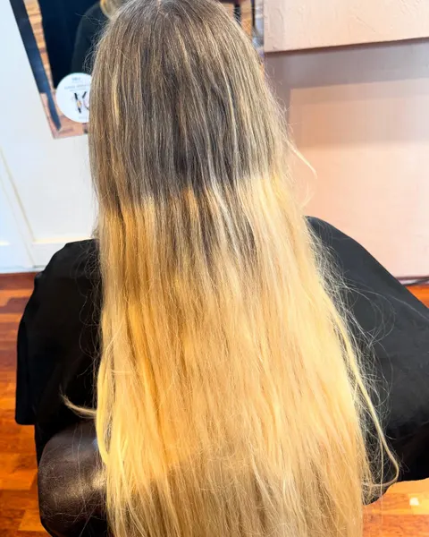 Vorher: Blondierte Längen mit Orangestich und dunklem Ansatz, von hinten